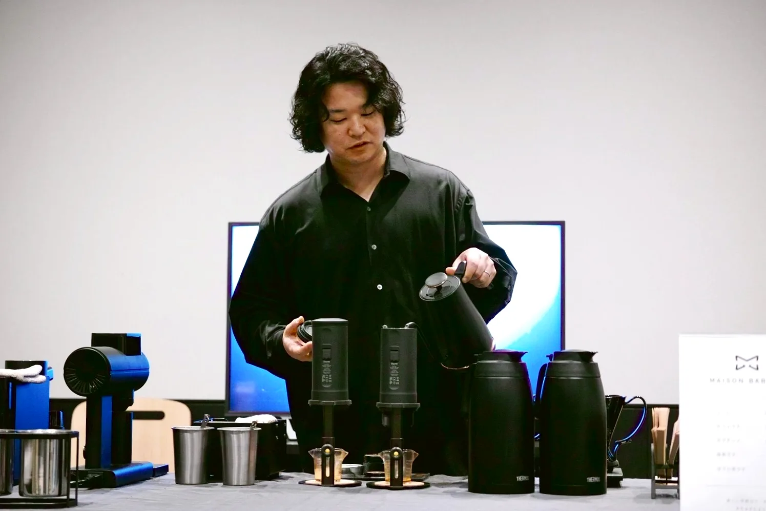 室内でコーヒーを抽出する出張バリスタ