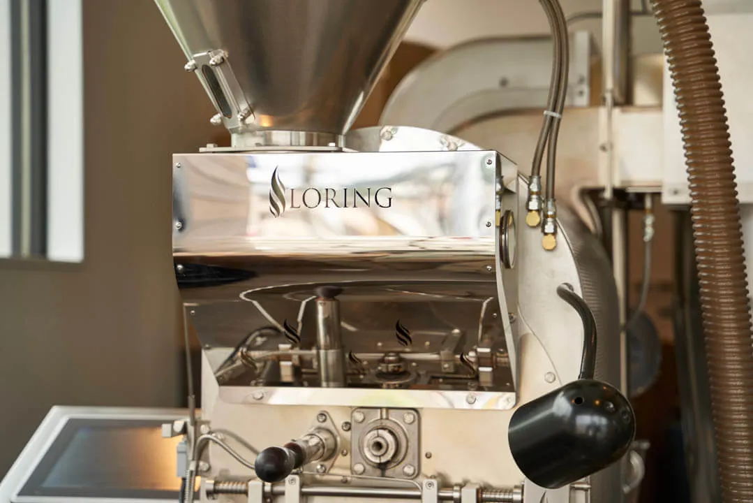 出張バリスタによる世界トップレベルの焙煎機による自家焙煎の様子