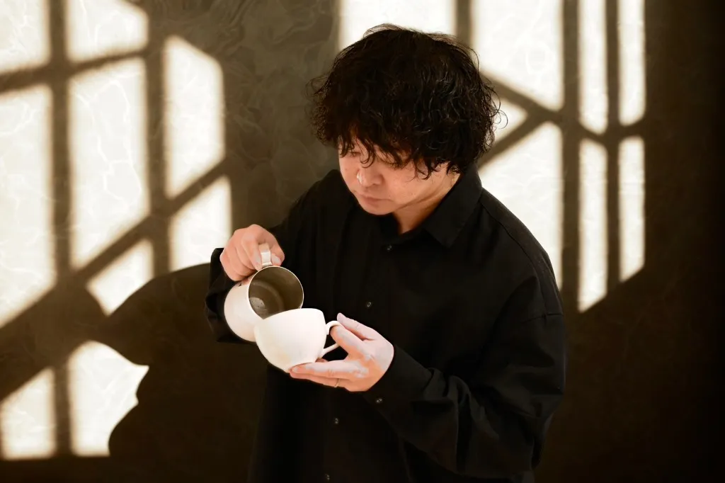 ラテアートを描くバリスタの手元